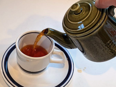 ポットに茶葉を入れ、熱湯を注ぐ